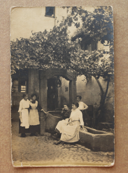 Ansichtskarte Foto AK Türkheim Turckheim 1917 Frauen am Brunnen Haus Hof Ortsansicht Frankreich France 68 Haut Rhin